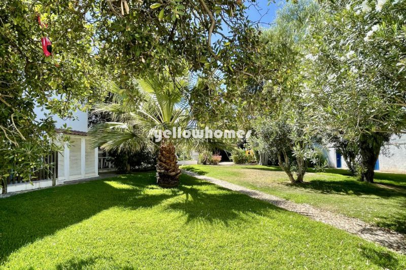 Acolhedor T2 no rés-do-chão com piscina e jardim comum em Quarteira